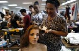 明堂红木专注红木19年 借央媒向世界展示中国匠心