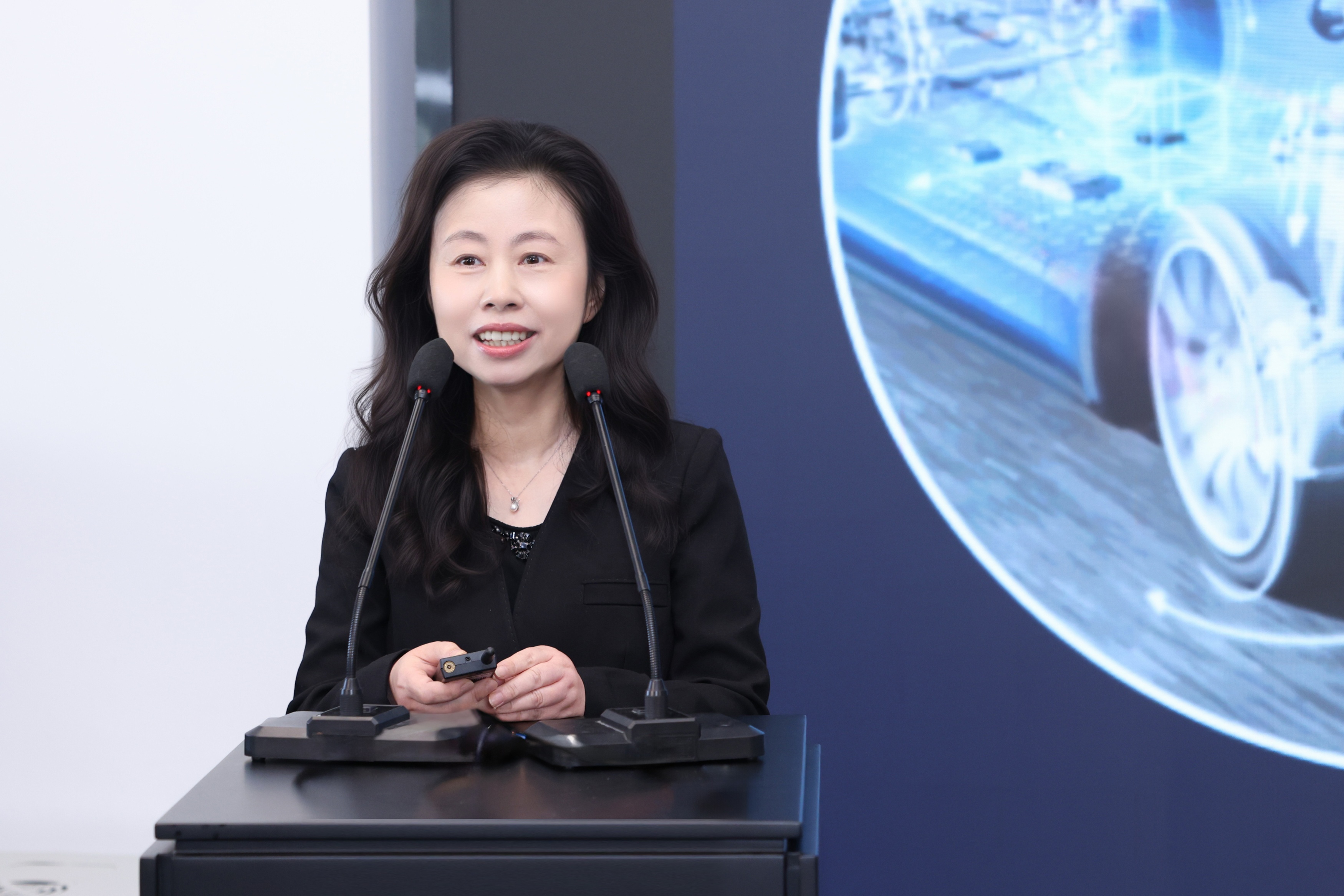 3-采埃孚集团执行副总裁、中国区总裁、亚太区运营总裁汪润怡